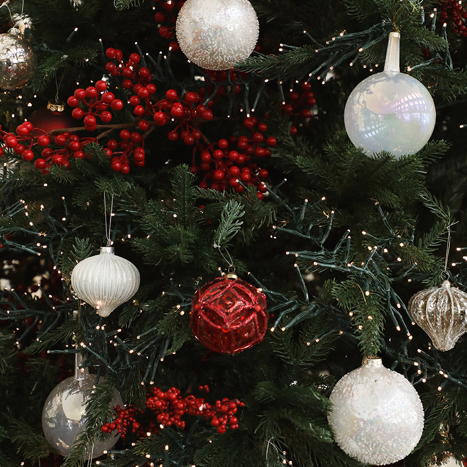 Sapin de Noël avec boules rouges et blanches au Maybourne Riviera.