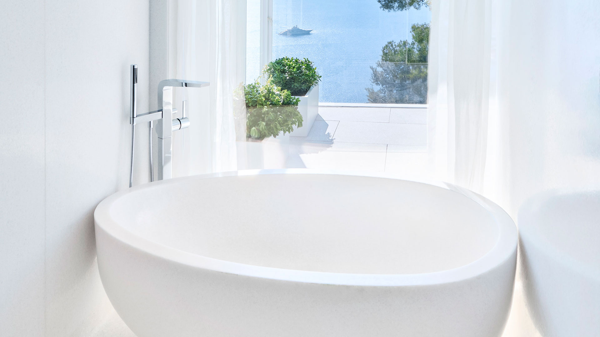 Sea View Studio bathroom with bathtub