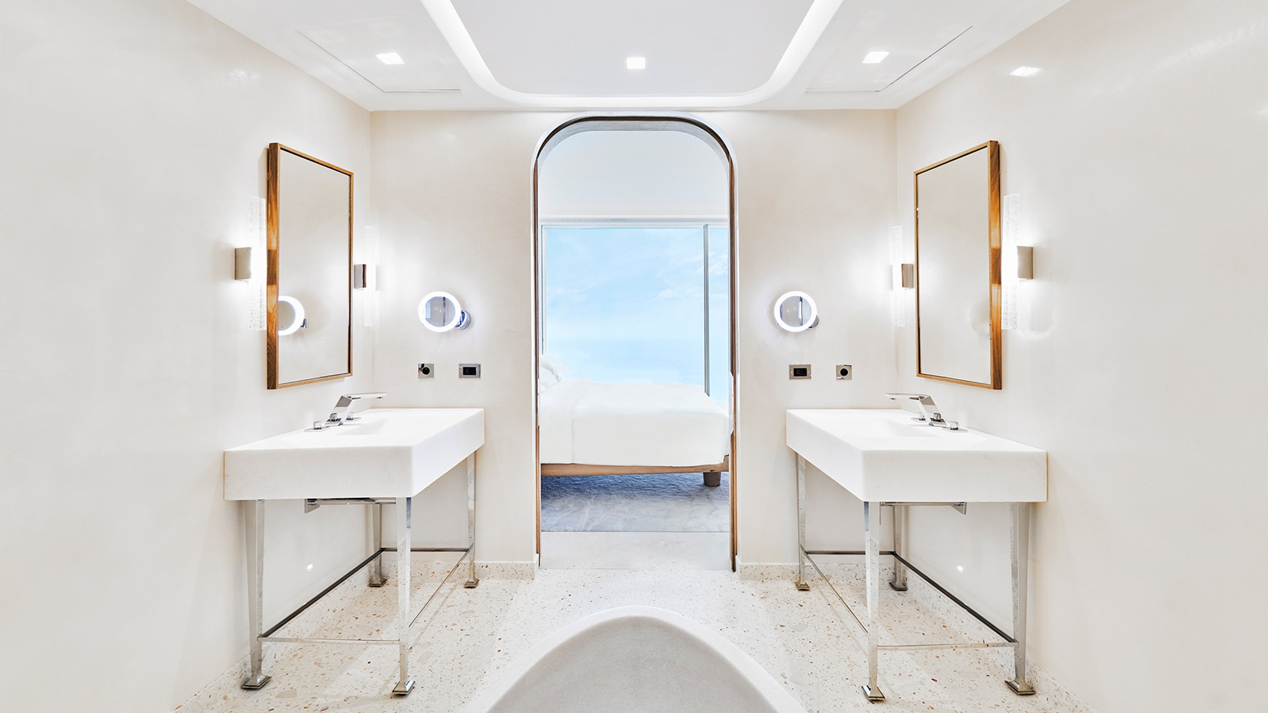 Suite Duplex Piscine - salle de bain avec lavabos et vue sur la chambre