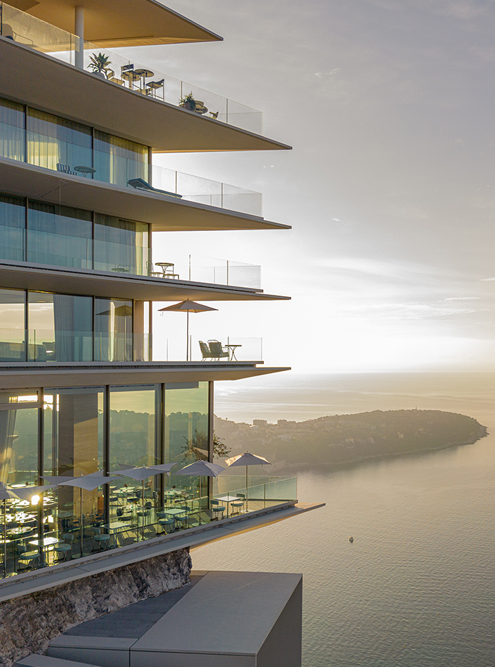 Vue de l'hôtel de côté avec le Riviera Restaurant au rez-de-chaussée, et de la Côte d'Azur.