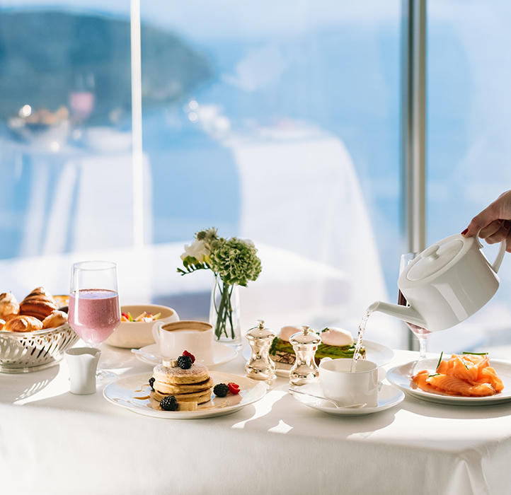 Un petit-déjeuner servi en chambre au Maybourne Riviera