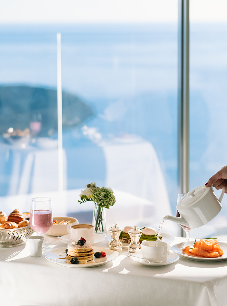 Un petit-déjeuner servi en chambre au Maybourne Riviera